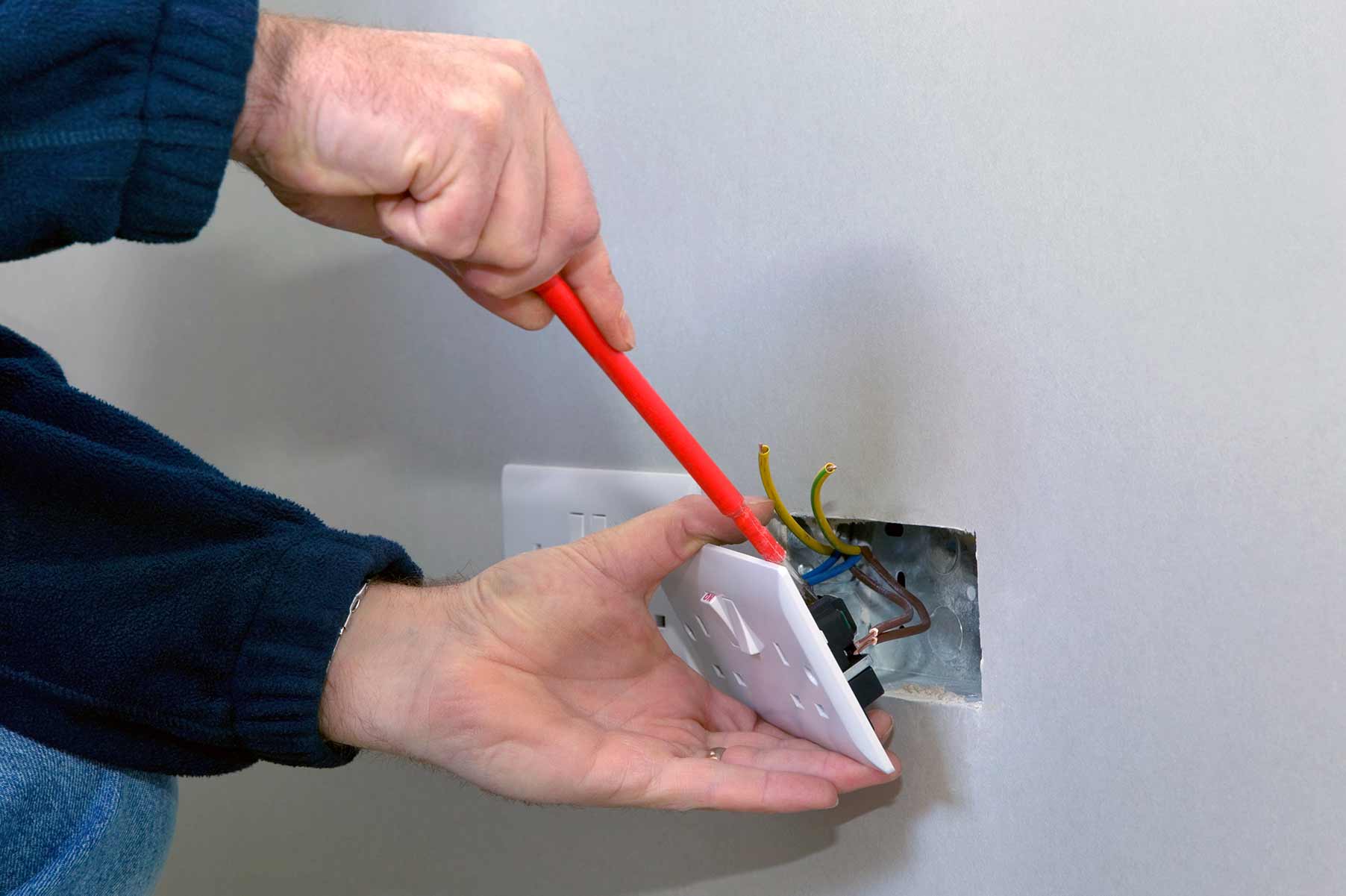 Our electricians can install plug sockets for domestic and commercial proeprties in Dartford and the local area. 